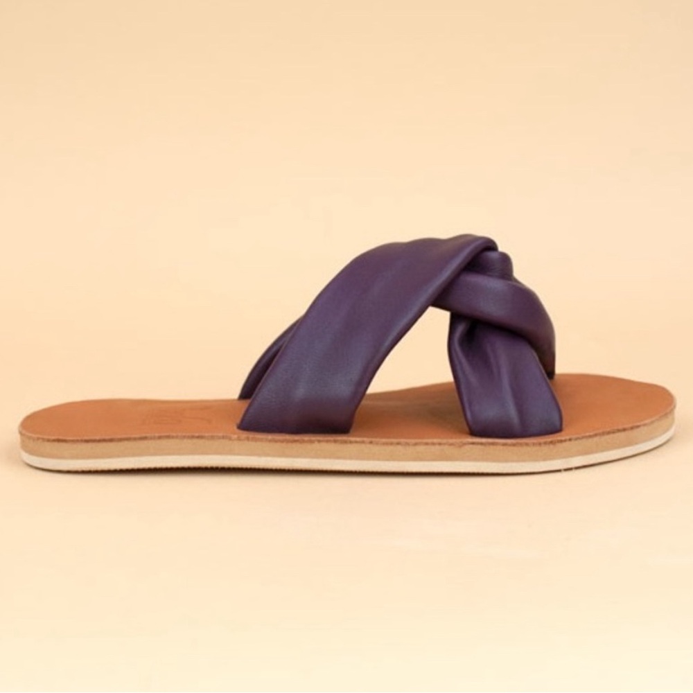 NWT Leather Twist Crossover in Brambleberry
Size 6